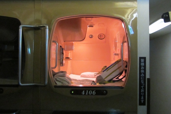 capsule hotel pod tokyo