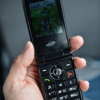 A North Korean flip phone (photo taken in 2014). <a href="https://www.facebook.com/dprk360/photos/a.238142196309616.1073741845.211159445674558/246968938760275/?type=3&theater" target="_blank">Original photo</a> North Korea flip phone