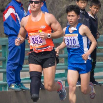 A marathon participant with a bionic leg. <a href="https://www.facebook.com/dprk360/photos/a.351746874949147.1073741896.211159445674558/353842991406202/?type=3&theater" target="_blank">Original photo</a> Bionic man pyongyang marathon