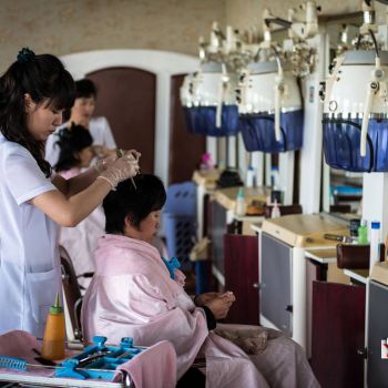A North Korean lady getting her hair did. <a href="https://www.facebook.com/dprk360/photos/a.245496895574146.1073741850.211159445674558/245496908907478/?type=3&theater" target="_blank">Original photo</a> North Korean hair dresser